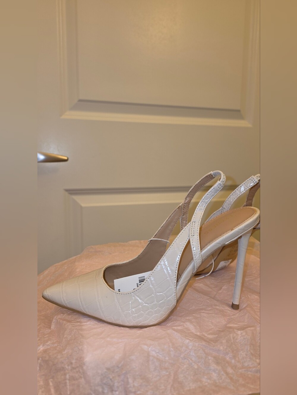 EXPRESS Elegant Cream Croc-Embossed Pointed Slingback Heels